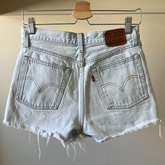 Vintage Levi’s wedgie button fly high rise frayed distressed rigid denim shorts - Picture 11 of 16